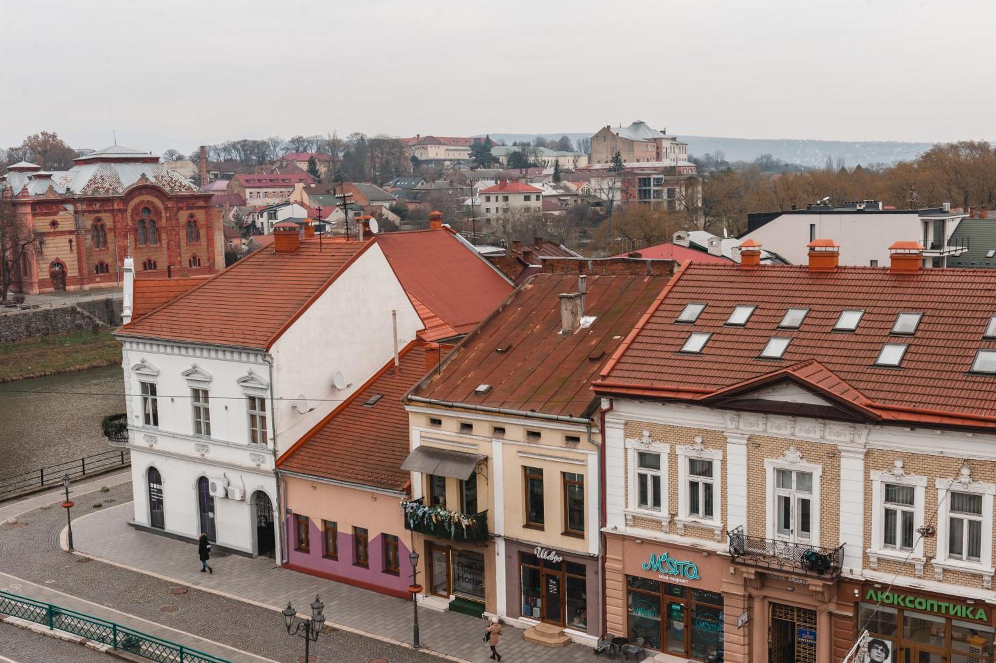 Old Continent Hotel Uzjhorod Exteriör bild